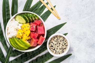 Pirinç ve sebze ile Ton balığı poke kase.