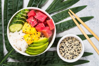 Pirinç ve sebze ile Ton balığı poke kase.