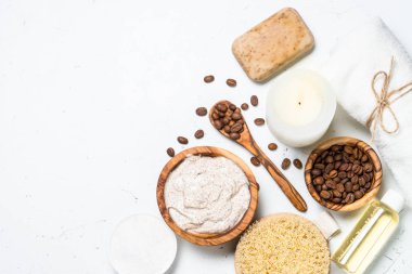 Deniz tuzu, kozmetik yağ ve kahveden kahve fırçası.