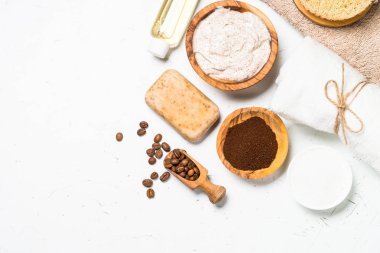 Deniz tuzu, kozmetik yağ ve kahveden kahve fırçası.