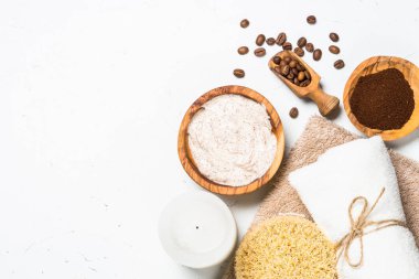 Deniz tuzu, kozmetik yağ ve kahveden kahve fırçası.