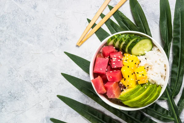 Tazón de atún con arroz y verduras . — Foto de Stock