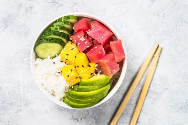 Tazón de atún con arroz y verduras . — Foto de Stock