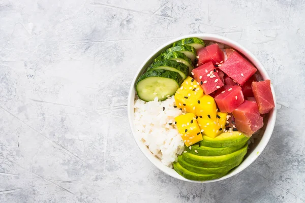 Tonijn Poke Bowl met rijst en groenten. — Stockfoto