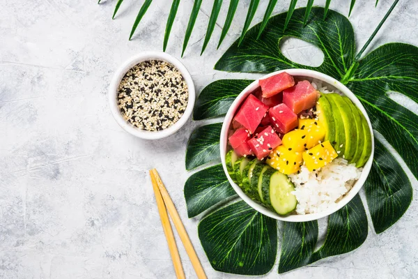 Thunfisch-Poke-Schüssel mit Reis und Gemüse. — Stockfoto