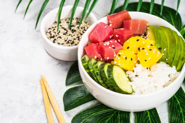 Tazón de atún con arroz y verduras . — Foto de Stock