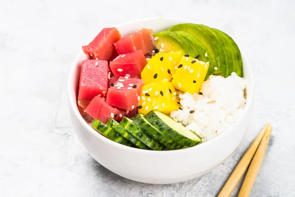 Tonijn Poke Bowl met rijst en groenten. — Stockfoto