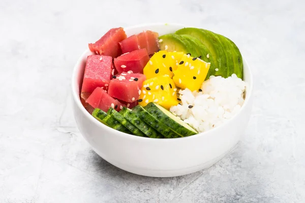 Tazón de atún con arroz y verduras . —  Fotos de Stock