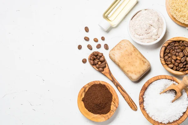 Cosmético de café natural sobre fondo blanco . — Foto de Stock