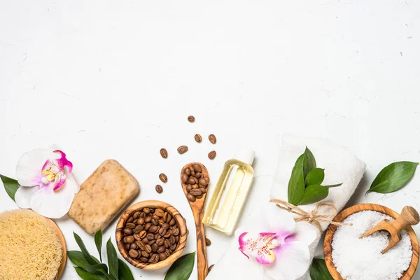 Cosmético de café natural em fundo branco . — Fotografia de Stock