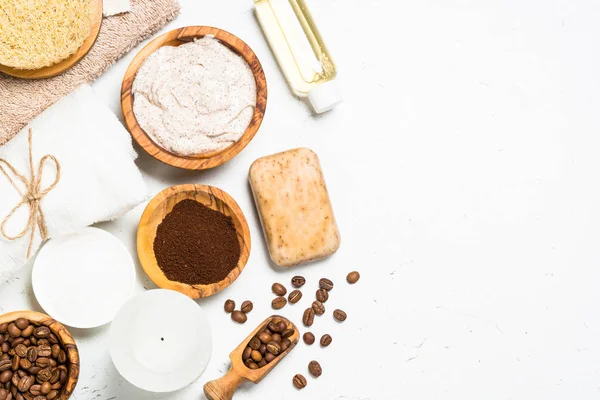 Exfoliante de café de sal marina, aceite cosmético y café . — Foto de Stock