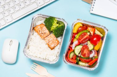 Gıda dağıtım konsepti - ofis masasında sağlıklı öğle yemeği.