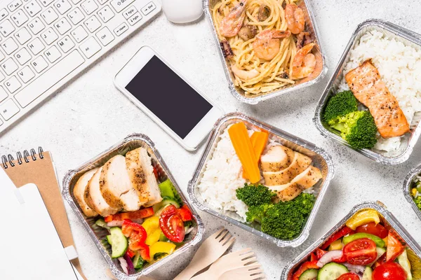 Élelmiszer-szállítási koncepció-egészséges ebéd dobozokban. — Stock Fotó