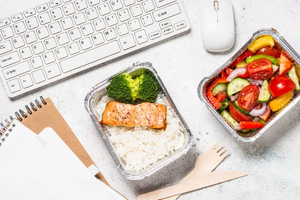 Concepto de entrega de alimentos - almuerzo saludable en cajas . — Foto de Stock