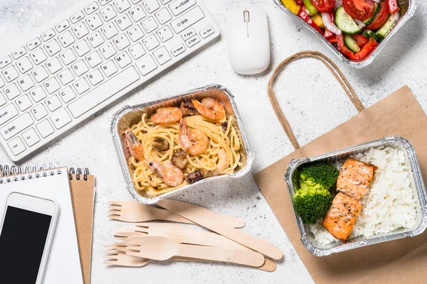 Conceito de entrega de alimentos - almoço saudável em caixas . — Fotografia de Stock