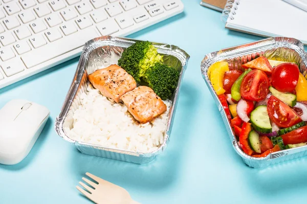 Conceito de entrega de alimentos - almoço saudável na mesa de escritório . — Fotografia de Stock