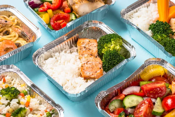 Élelmiszer-szállítási koncepció-egészséges ebéd dobozokban. — Stock Fotó