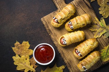 Halloween gıda. Korkunç sosis Mumyalar hamur içinde.