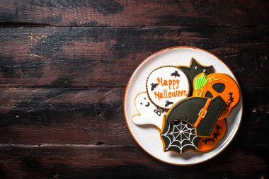 Halloween Gingerbread Çerezler - balkabağı, hayaletler, yarasa, woden masada.