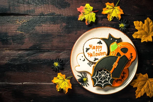 Biscotti di pan di zenzero di Halloween - zucca, fantasmi, pipistrello, sul tavolo woden . — Foto Stock
