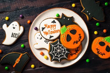 Halloween Gingerbread Çerezler - balkabağı, hayaletler, yarasa, woden masada.