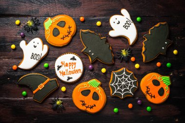 Halloween Gingerbread Çerezler - balkabağı, hayaletler, yarasa, woden masada.