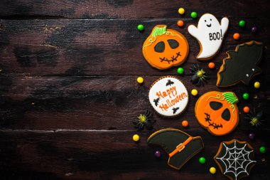 Halloween Gingerbread Çerezler - balkabağı, hayaletler, yarasa, woden masada.