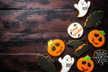 Halloween Gingerbread Çerezler - balkabağı, hayaletler, yarasa, woden masada.