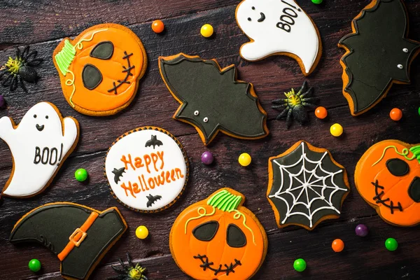 Halloween peperkoek koekjes-pompoen, spoken, vleermuis, op woden tafel. — Stockfoto