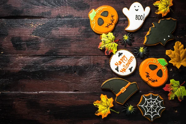 Halloween peperkoek koekjes-pompoen, spoken, vleermuis, op woden tafel. — Stockfoto