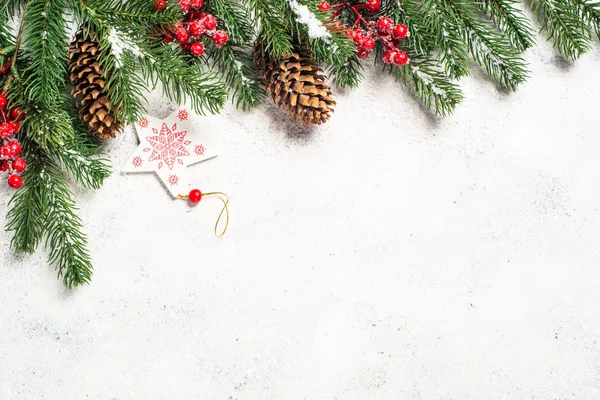 Boże Narodzenie tło z jodły i dekoracje na biały bac — Zdjęcie stockowe
