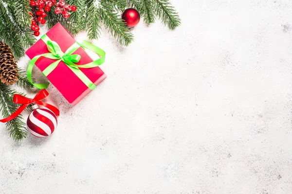 Fondo de Navidad con abeto y decoraciones en bac blanco — Foto de Stock