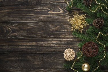 Koyu ahşap masa üzerinde mum ve süslemeleri ile Noel arka plan.