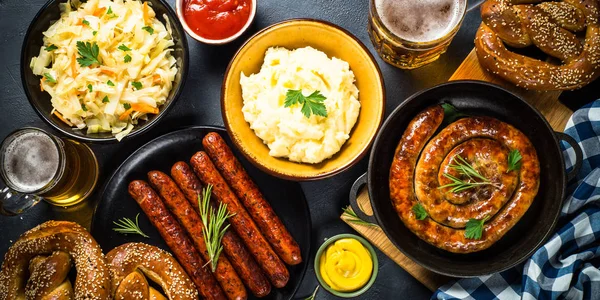 Oktoberfest Food-worst, bier en bretzel. — Stockfoto