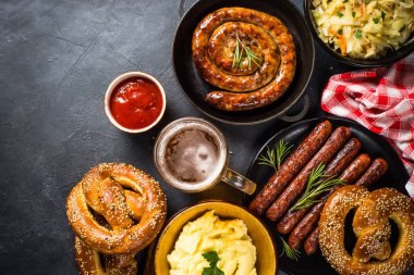 Oktoberfest gıda - sosis, bira ve bretzel.