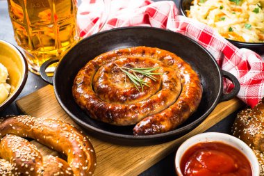 Oktoberfest gıda - sosis, bira ve bretzel.