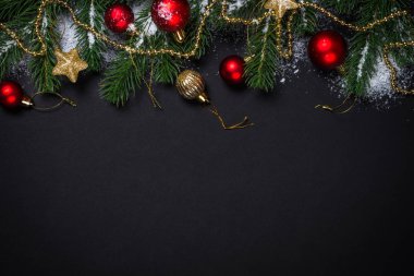 Siyah süslemeleri ile Noel arka plan.