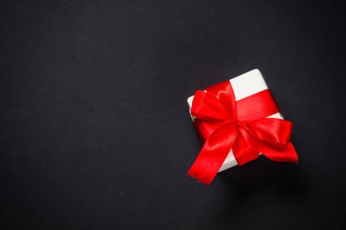 Siyah arka plan üzerine hediye kutusu.