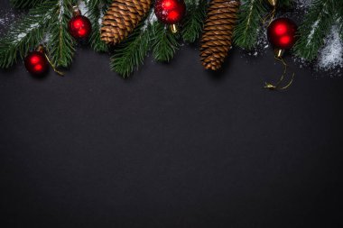 Siyah süslemeleri ile Noel arka plan.