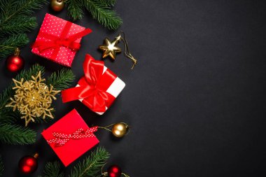 Siyah süslemeleri ile Noel arka plan.