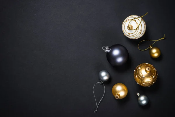 Weihnachten Hintergrund mit Dekorationen auf schwarz. — Stockfoto