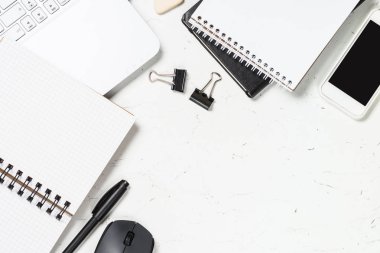 Ofis masası üzerinde beyaz üstten görünüm.