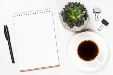 Beyaz masa ofis işyeri.