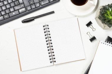 Ofis masası üzerinde beyaz üstten görünüm.