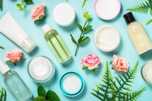 Natuurlijke cosmetica, huidverzorgingsproduct op blauw. — Stockfoto