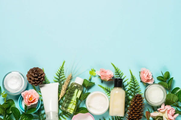 Cosméticos naturais, produto de cuidados da pele em azul . — Fotografia de Stock