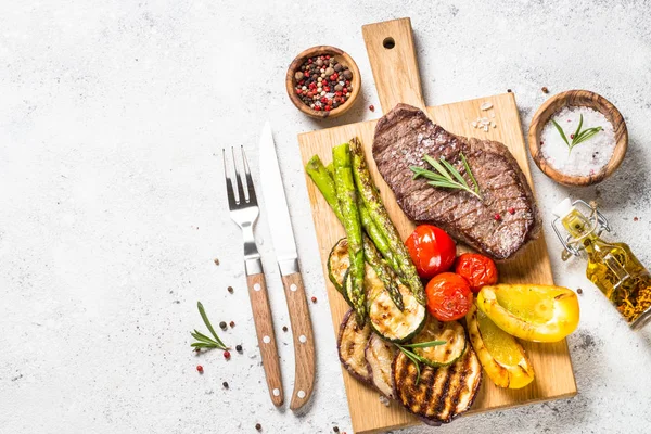 Marha steak grillezett zöldségekkel, fehér kőasztal. — Stock Fotó