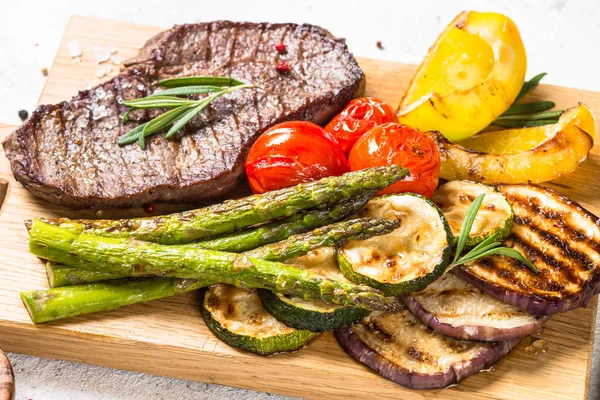 Marha steak grillezett zöldségekkel, fehér kőasztal. — Stock Fotó