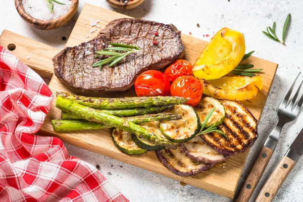 Marha steak grillezett zöldségekkel, fehér kőasztal. — Stock Fotó