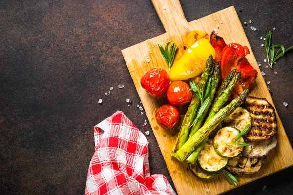 Verdure grigliate - zucchine, paprica, melanzane, asparagi e pomodori. — Foto Stock